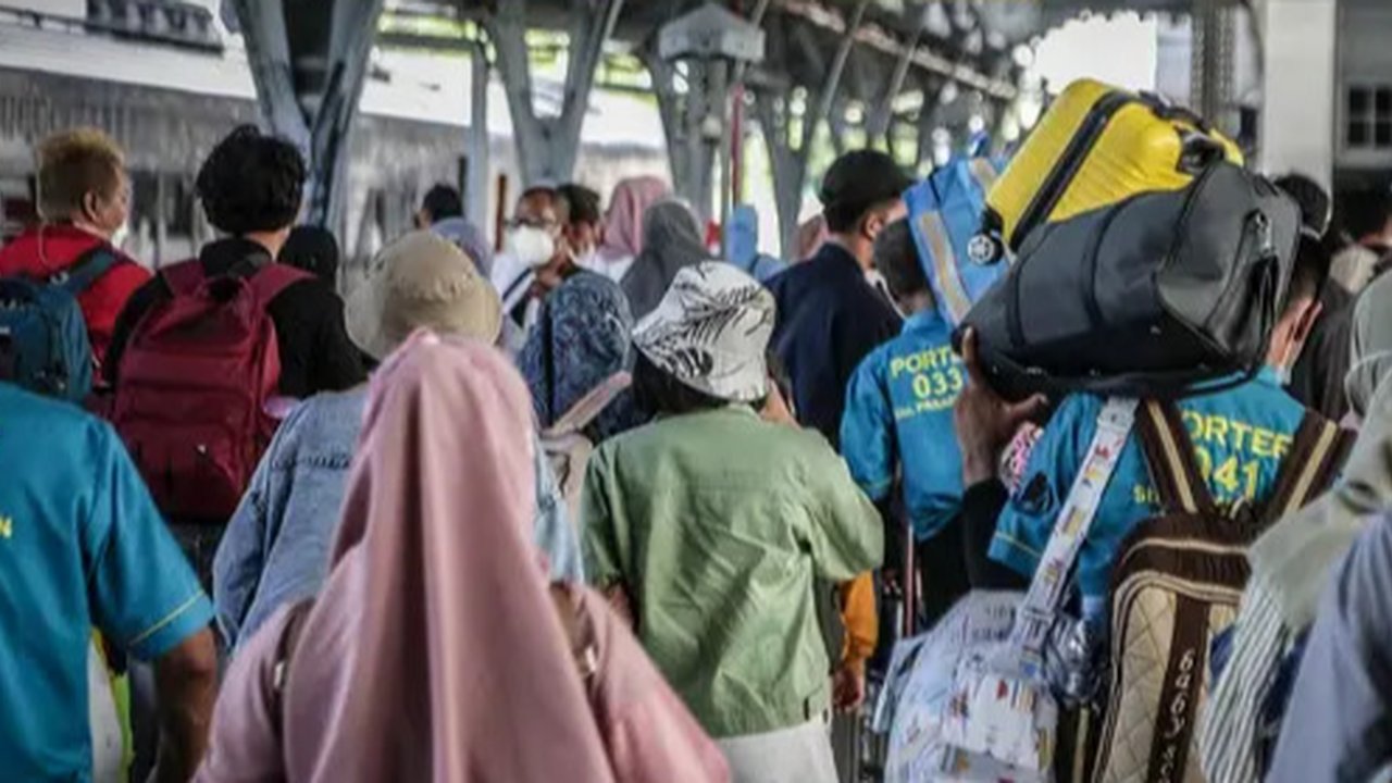 PT KAI Daop 2 Bandung menambah perjalanan kereta api dengan mengoperasikan KA Mutiara Selatan relasi Gambir -- Bandung- Surabaya Gubeng -- Malang PP. (Arie/Liputan6.com)