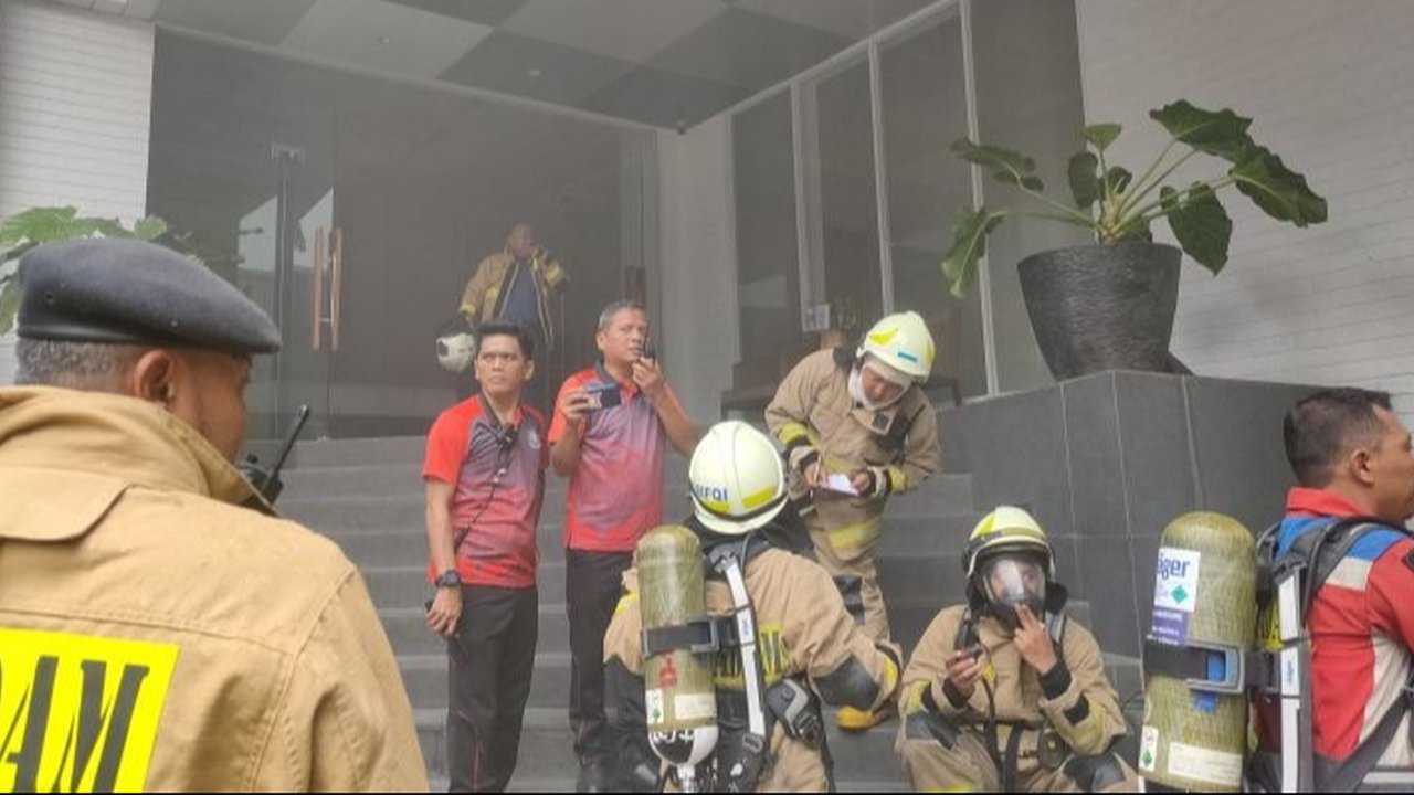 Kebakaran di Hotel 101 Urban Glodok, Jakarta Barat, telah berhasil dipadamkan, namun asap masih mengepul dari dalam gedung, dan pihak hotel enggan memberikan keterangan resmi terkait korban jiwa.