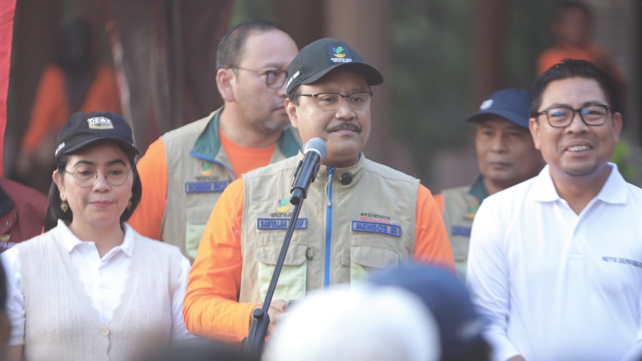 Mensos Gus Ipul Saat Kerja Bakti di Sungai Suwung Tahura Mangrove Ngurah Rai