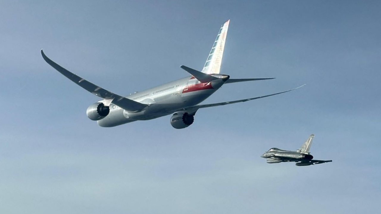 Pesawat American Airlines dikawal jet tempur Eurofighter dari Angkatan Udara Italia ketika penerbangannya dialihkan ke Roma, Italia, menyusul adanya ancaman ledakan bom, pada 23 Februari 2025.