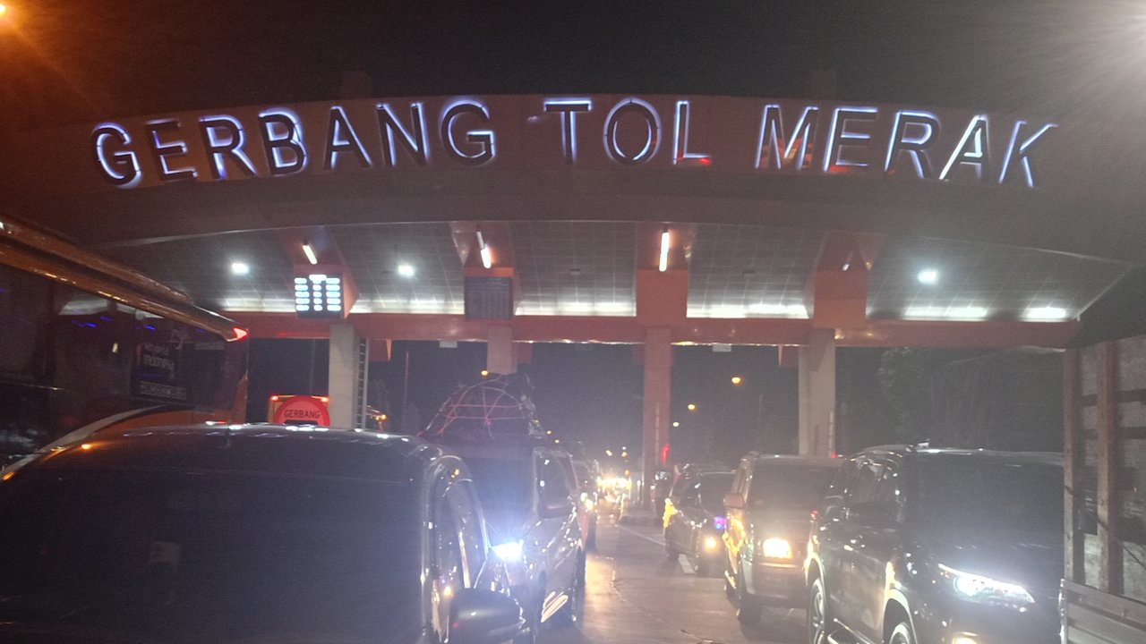 Macet panjang terjadi hingga keluar Pelabuhan Merak, bahkan sampai masuk kedalam Tol Tangerang-Merak. (Liputan6.com/Yandhi Deslatama).