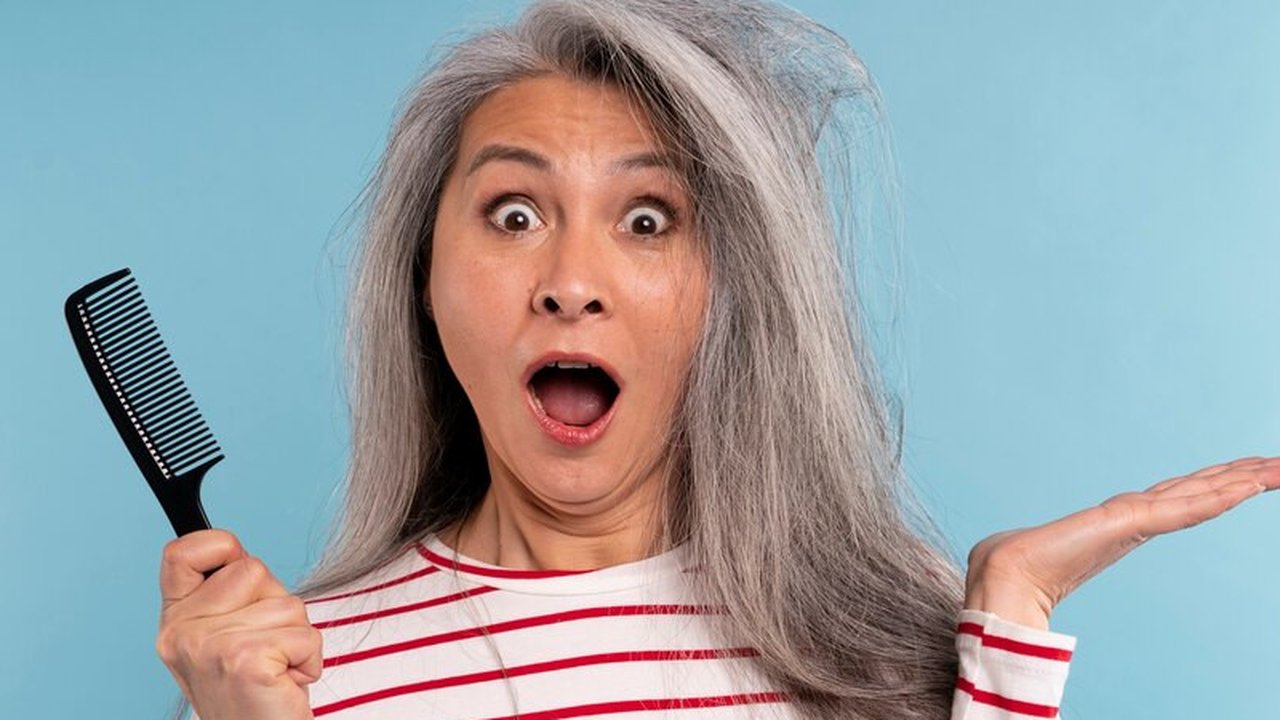 Usir rasa khawatir kamu dengan pengetahuan tentang penyebab dan cara merawat rambut beruban di sini!