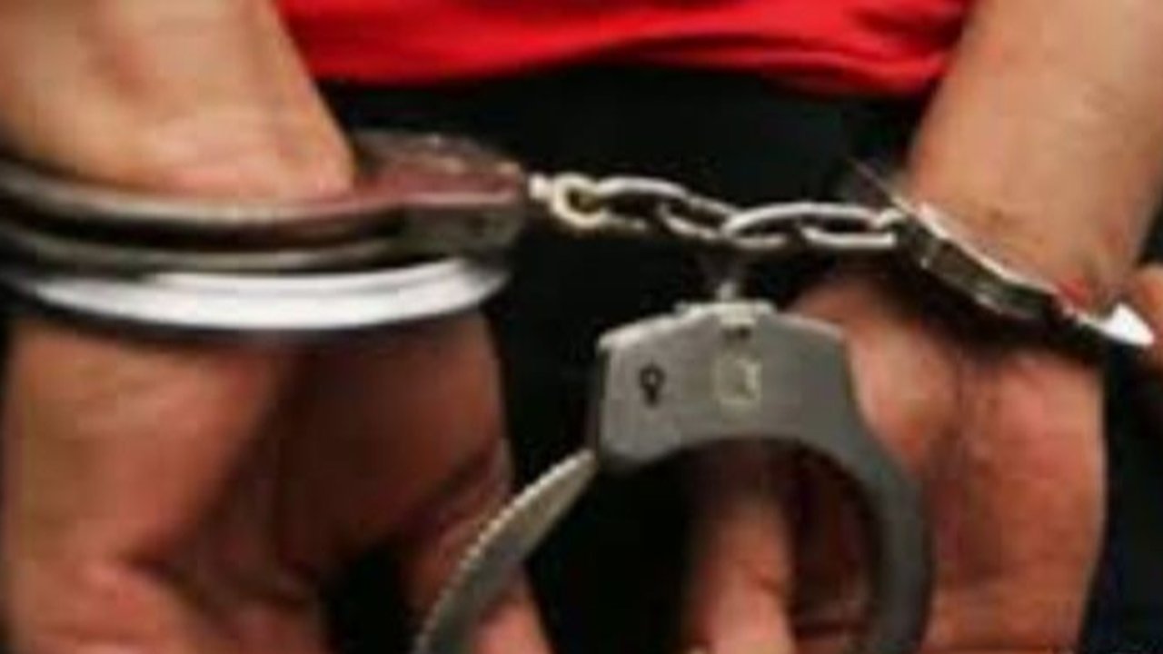 Pelaku penganiayaan ibu tiri di Makassar, WI (25), berhasil ditangkap polisi setelah mabuk dan menebas korban hingga luka parah karena kesal tak menemukan makanan.