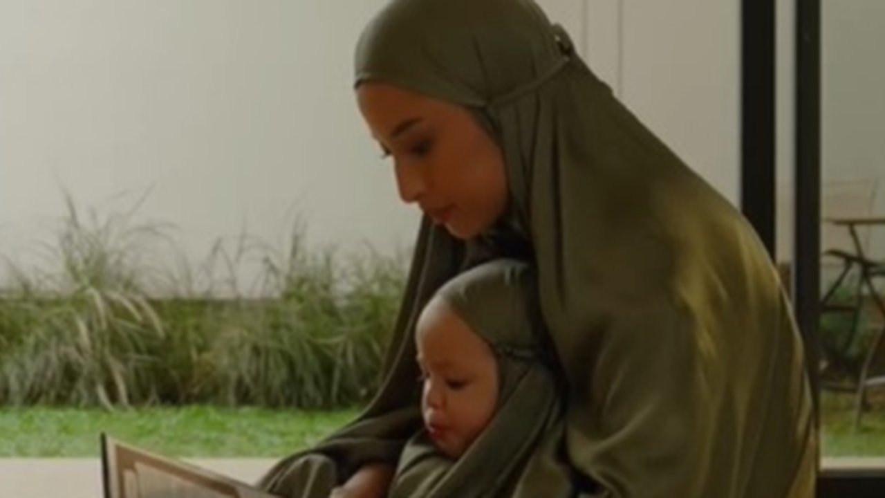 Syuting Iklan, Ini Potret Super Gemas Kamari dan Jennifer Coppen Pakai Mukena Couple
