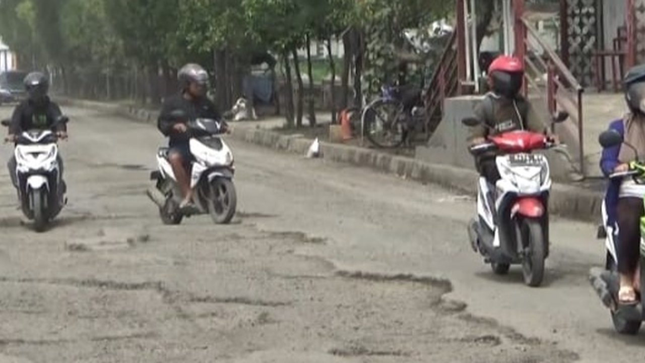 Ngerinya Jalan Berlubang di Jateng, Nekat Terabas Bikin As Mobil Patah