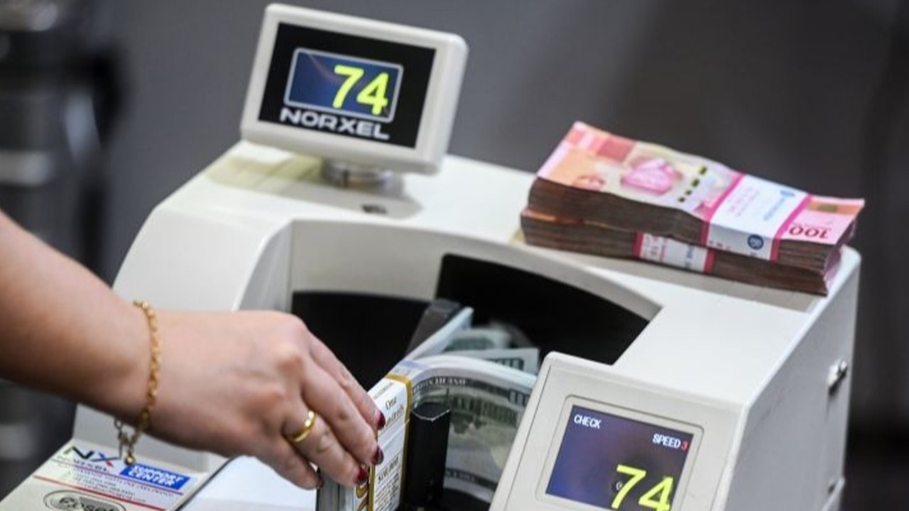 Nilai tukar rupiah terhadap dolar Amerika Serikat melemah pada pembukaan perdagangan Selasa pagi, mencapai Rp16.292 per dolar AS.