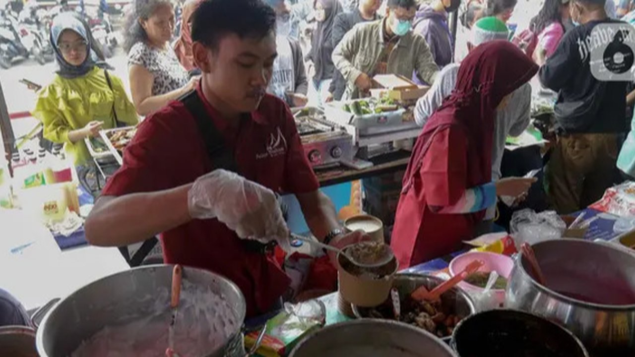 Makanan dan minuman yang dijual seperti aneka gorengan, kolak, aneka minuman manis. (Liputan6.com/Herman Zakharia)