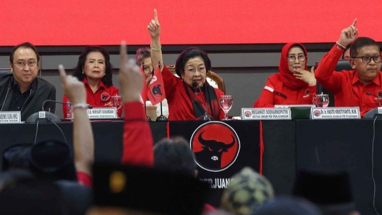 Sikap Megawati yang menarik kepala daerah PDIP dari retret di Akmil menunjukkan upaya PDI Perjuangan untuk mempertahankan pengaruh politiknya di tengah konstelasi kekuasaan pasca-pelantikan Presiden Prabowo.