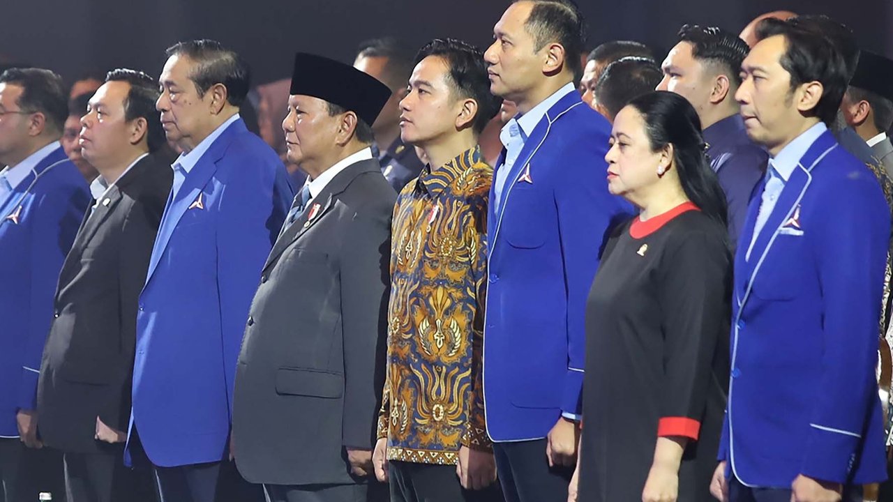 Presiden Prabowo Subianto bersama Ketua Umum Partai Demokrat Agus Harimurti Yudhoyono (AHY) saat  penutupan Kongres VI Partai Demokrat di Hotel Ritz Carlton Pasific Place Jakarta Selatan, Selasa (25/2/2025).