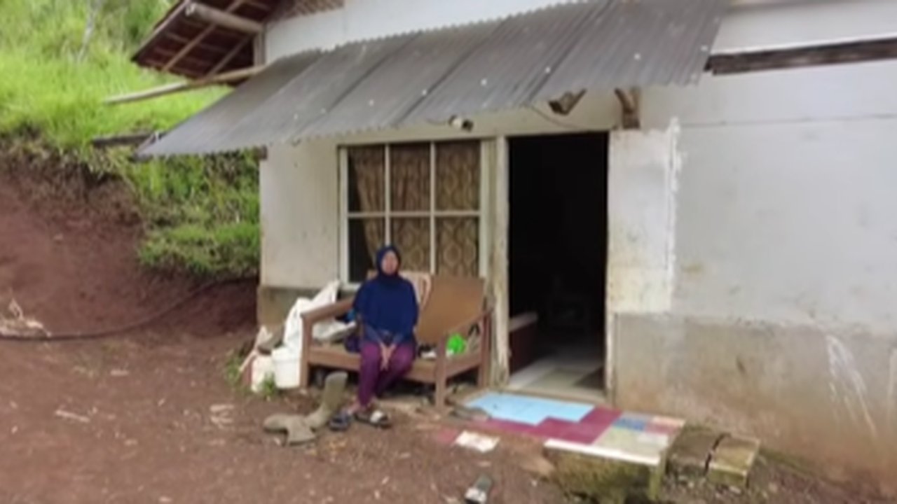 Miris Tidak Jauh dari Pusat Kota, Lima Keluarga Ini Mandi Pakai Air Hujan