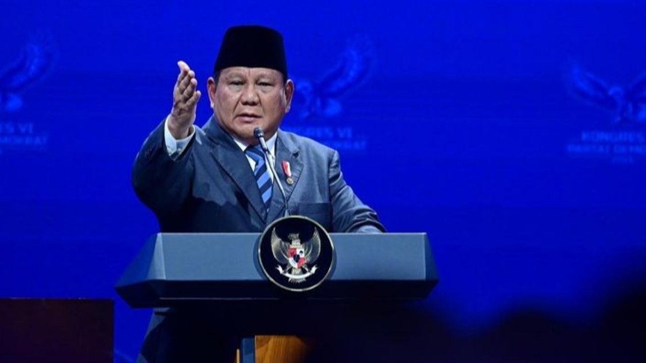 Presiden Prabowo Subianto bersama Wapres Gibran dan Mensesneg Prasetyo Hadi menghadiri penutupan Kongres Partai Demokrat ke-6, menandai dukungan kuat partai tersebut pada pemerintahan.