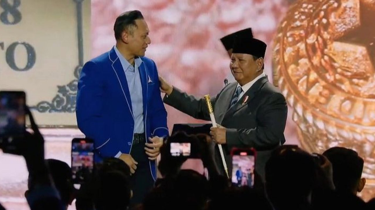 Presiden Prabowo Subianto menyinggung potensi Agus Harimurti Yudhoyono (AHY) menjadi presiden di masa depan, mengikuti jejak ayahnya, Susilo Bambang Yudhoyono.