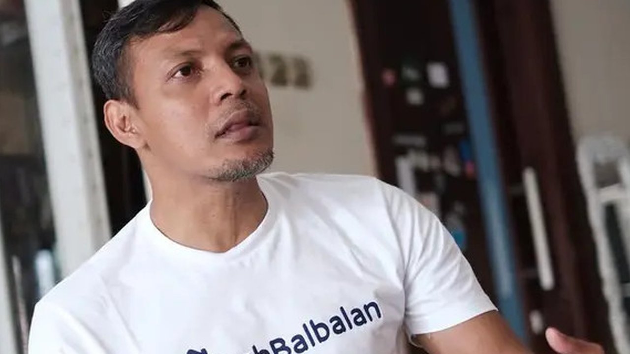 Trio Timnas Indonesia Primavera, Sugiantoro, Nurul Huda, dan Anang Ma'ruf memanfaatkan laga legenda Persebaya untuk bereuni.