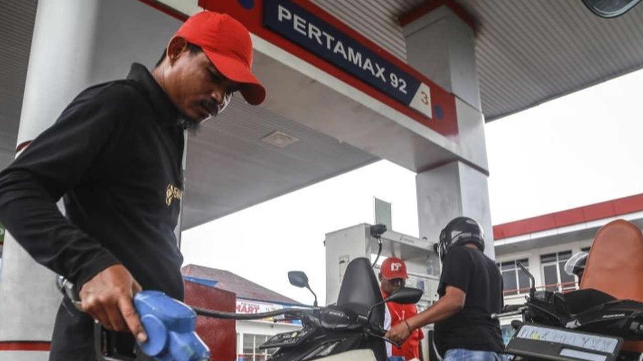 Pertamina Patra Niaga Sulawesi edukasi operator SPBU di Manado untuk meningkatkan layanan, memastikan akurasi pengukuran bahan bakar, dan kepercayaan pelanggan.