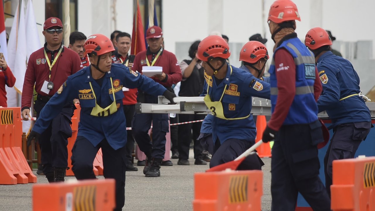 Aksi pemadam kebakaran di HUT 106 Damkar