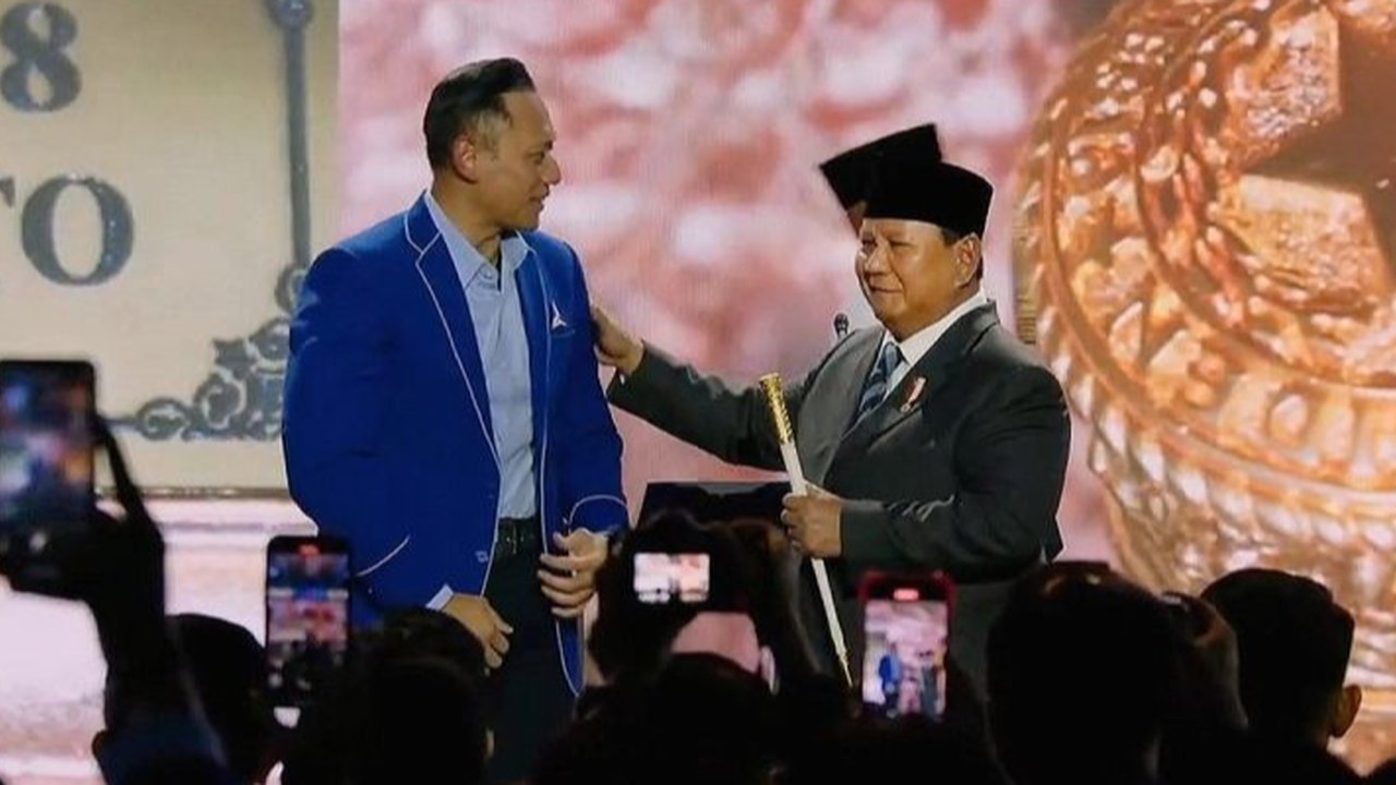 Presiden Prabowo Subianto menyinggung potensi Agus Harimurti Yudhoyono (AHY) menjadi presiden di masa depan, mengikuti jejak ayahnya, Susilo Bambang Yudhoyono.
