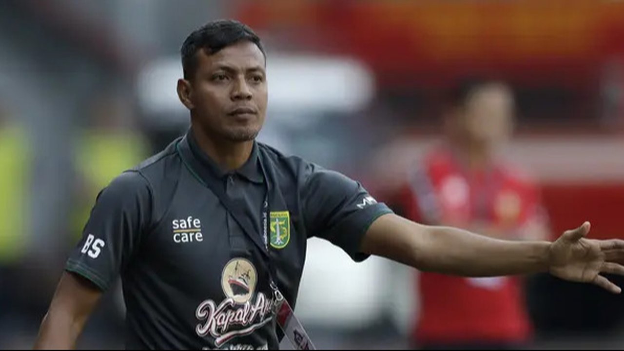 Pelatih Persebaya Surabaya, Bejo Sugiantoro, memberikan arahan saat melawan Bhayangkara FC pada laga Shopee Liga 1 di Stadion Patriot Chandrabhaga, Bekasi, Sabtu (31/8). (Bola.com/Yoppy Renat