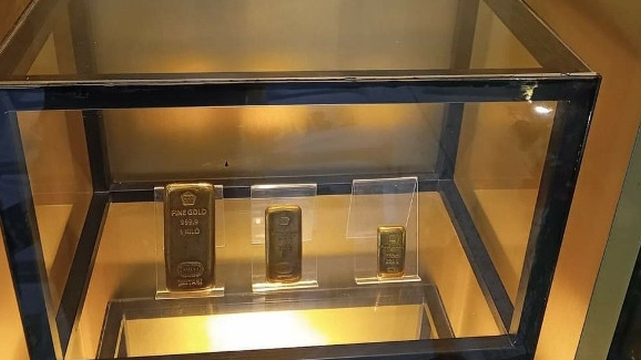 Beberapa emas batangan di Butik Emas Pekanbaru yang diresmikan PT Antam Tbk. (Liputan6.com/M Syukur)