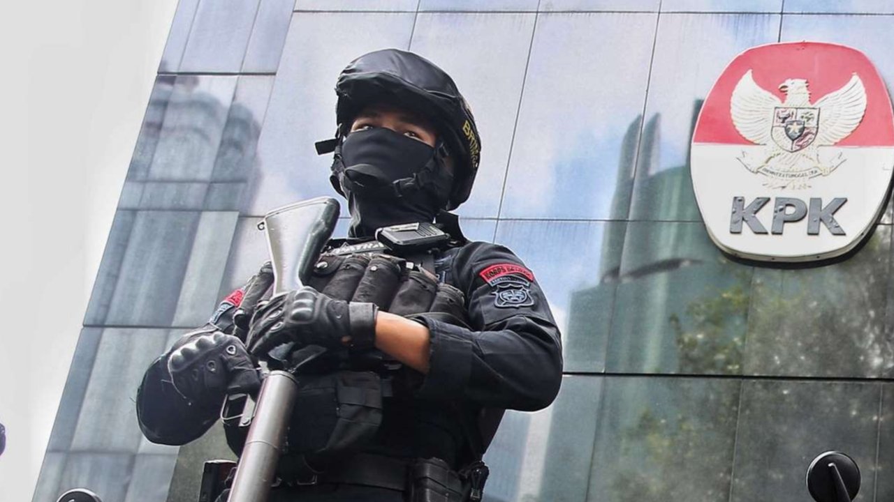 Polisi bersenjata gas air mata melakukan penjagaan di Gedung Merah Putih KPK, Jakarta, selama pemeriksaan Sekjen PDIP Hasto Kristiyanto berlangsung, Kamis (20/2/2025).