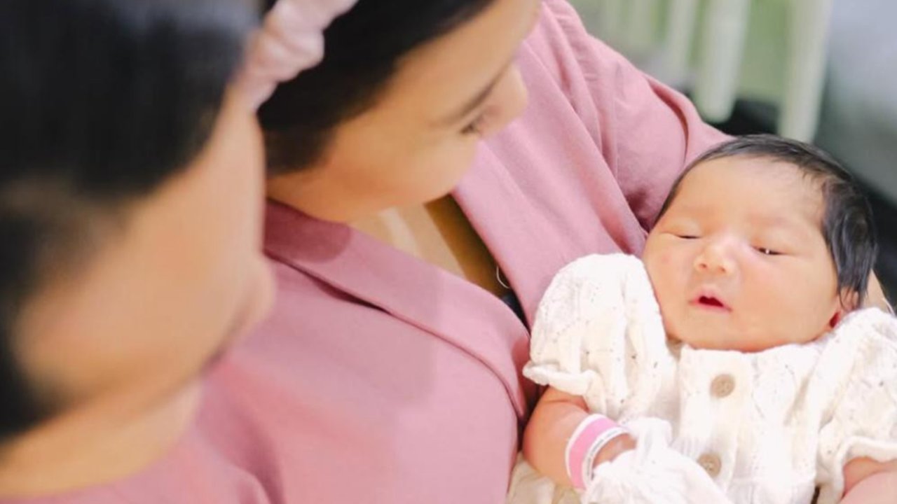 Potret Kiky Saputri gendong anak pertama. (credit:instagram.com/kikysaputrii/nafaspertama)