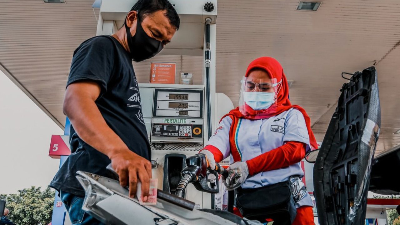 Sejumlah kendaraan mengantri di SPBU kawasan Kuningan, Jakarta, Sabtu (3/9/2022). Pemerintah akhirnya menaikan harga BBM bersubsidi, Adapun harga BBM yang mengalami kenaikan yaitu Pertalite m