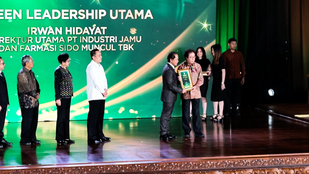 Direktur Sido Muncul, Irwan Hidayat dan jajaran usai acara Penghargaan PROPER dari KLH.