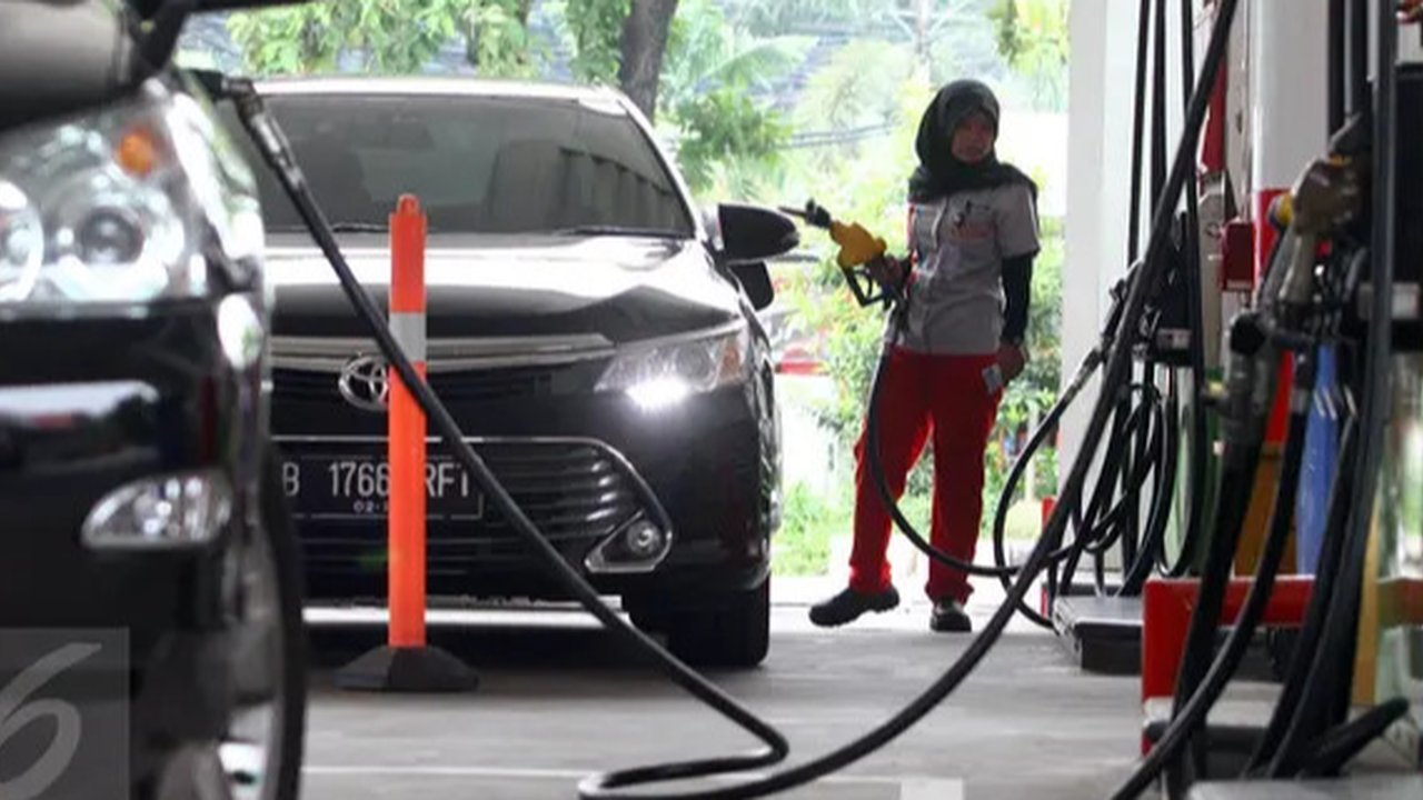 Antrean kendaraan warga mengisi BBM Pertalite sebelum pemberlakuan harga resmi jam 14.30 kenaikan BBM pada salah satu SPBU di kawasan Cinere, Depok, Sabtu (3/9/20222). Hari ini pemerintah sec
