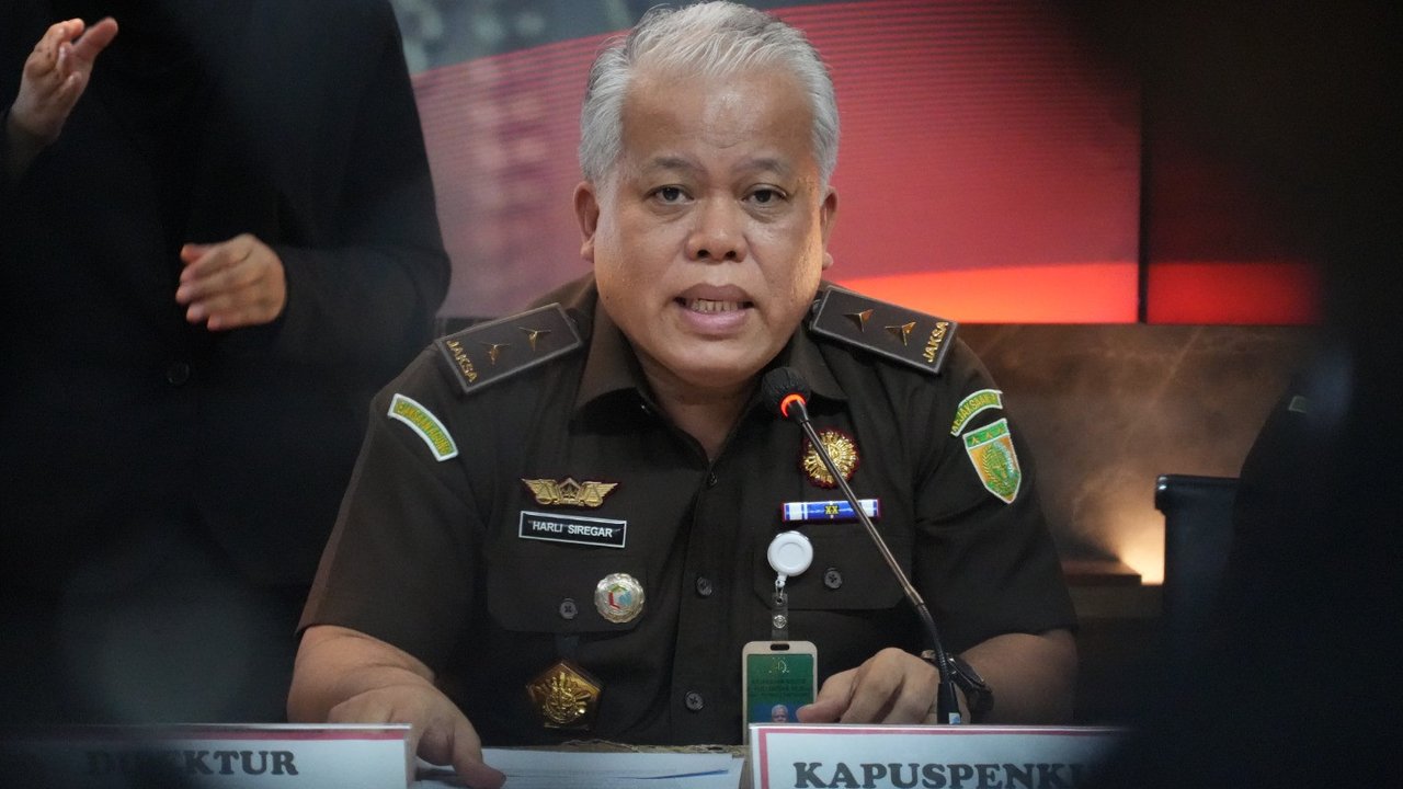 Kepala Pusat Penerangan Hukum (Kapuspenkum) Kejaksaan Agung Harli Siregar dalam Konferensi Pers Penyitaan Uang dalam Perkara Tindak Pidana Korupsi dalam Kegiatan Importasi Gula di Kementerian Perdagangan Tahun 2015 s.d. 2016.