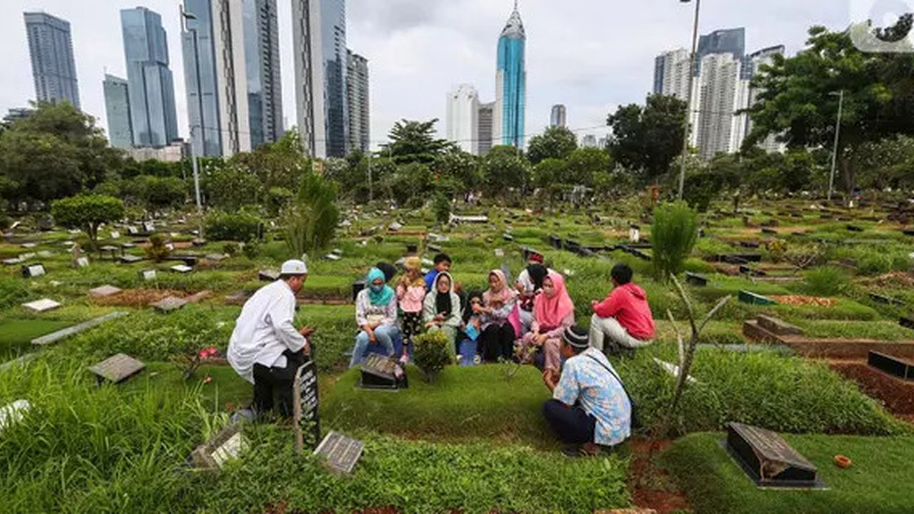 Sejumlah umat muslim berdoa di depan makam keluarga di Pemakaman Karet Bivak Jakarta, Minggu (3/3/2024). (Liputan6.com/Angga Yuniar)