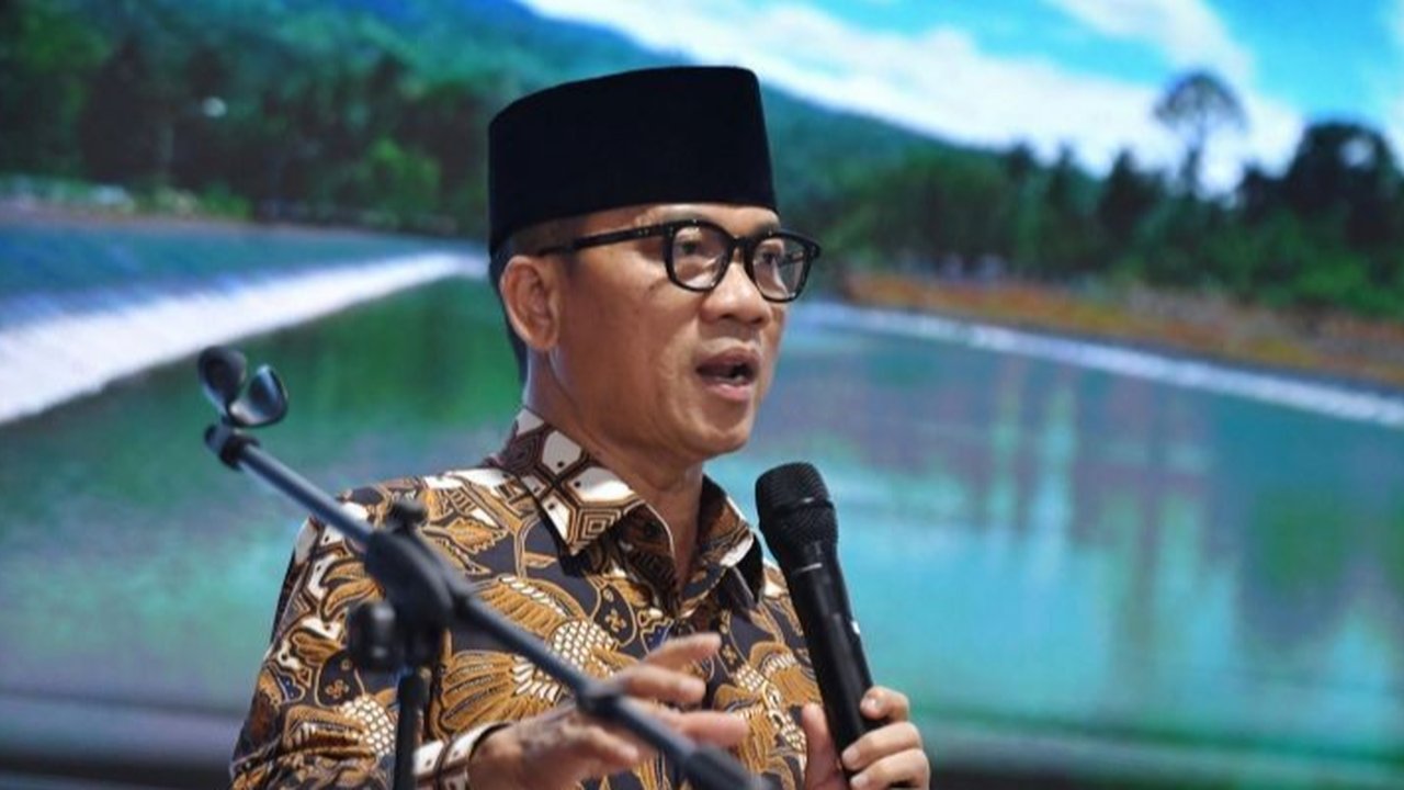Menteri Desa Yandri Susanto membantah tudingan bahwa kemenangan istrinya, Ratu Zakiyah, di Pilkada Serang 2024 disebabkan oleh pengaruhnya, meskipun MK memerintahkan PSU karena dugaan ketidaknetralan kepala desa.
