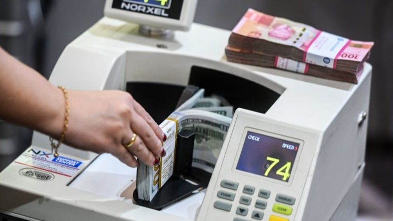 Prabowo Resmikan Bank Emas, Nilai Tukar Rupiah Anjlok ke Level Rp16.380 per USD