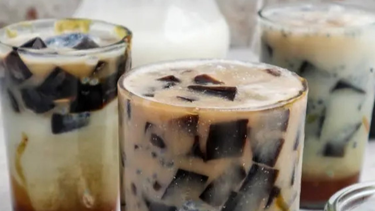 Sama-sama bisa segarkan dan maniskan hari, antara es cendol dan cincau, mana yang kamu suka? (Via: resephariini.com)