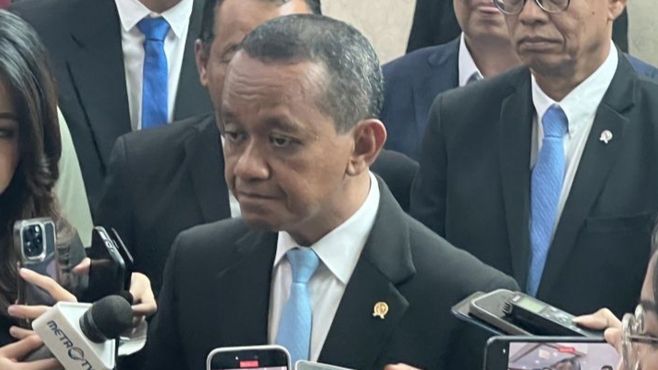 Menteri ESDM, Bahlil Lahadalia, umumkan pencabutan IUP tumpang tindih dan pengembalian lahan tambang ke negara, sesuai UU Minerba revisi yang telah disahkan DPR.