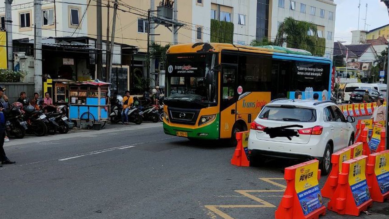Penyediaan lahan parkir diadakan dengan tujuan utama tak ada lagi kendaraan yang parkir sembarangan. Sayangnya, masih ada orang yang kelakuannya bikin 'gemas'.