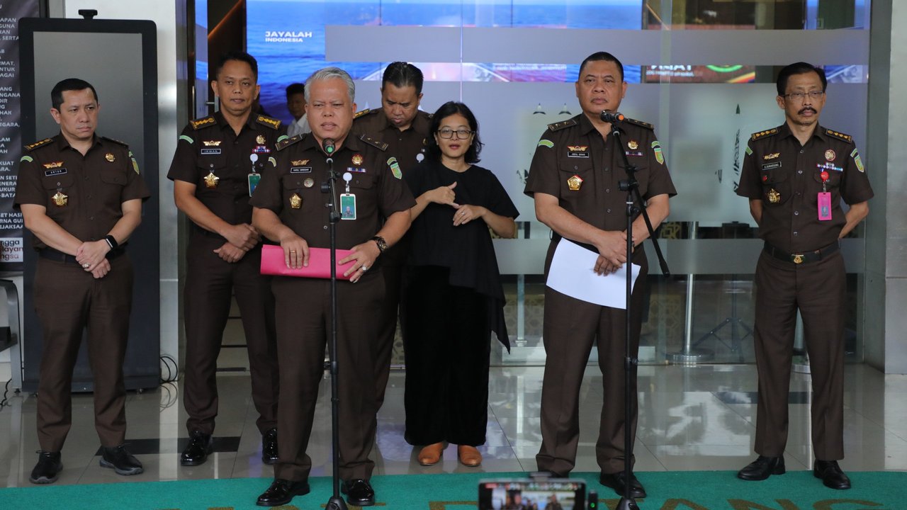 Kepala Pusat Penerangan Hukum (Kapuspenkum) Kejaksaan Agung Harli Siregar dalam Konferensi Pers Penyitaan Uang dalam Perkara Tindak Pidana Korupsi dalam Kegiatan Importasi Gula di Kementerian Perdagangan Tahun 2015 s.d. 2016.