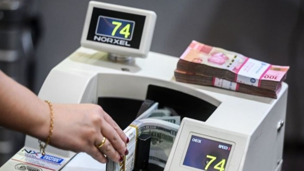 Nilai tukar rupiah menguat signifikan seiring pelemahan PMI Jasa AS dan munculnya harapan perdamaian di Ukraina, meski JISDOR Bank Indonesia menunjukkan pelemahan.