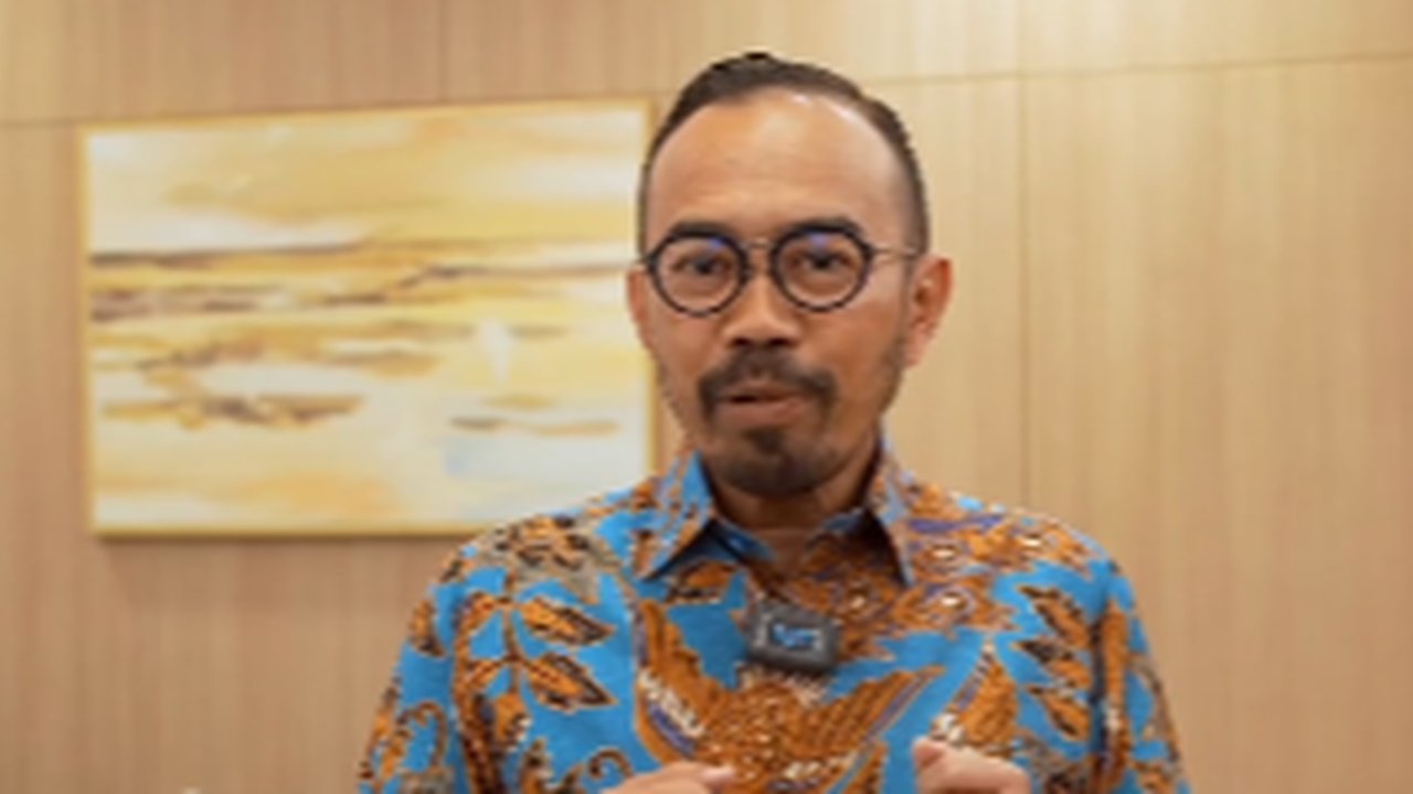 Riva Siahaan, Direktur Utama Pertamina Patra Niaga menyaksikan penyegelan SPBU curang di Sukabumi