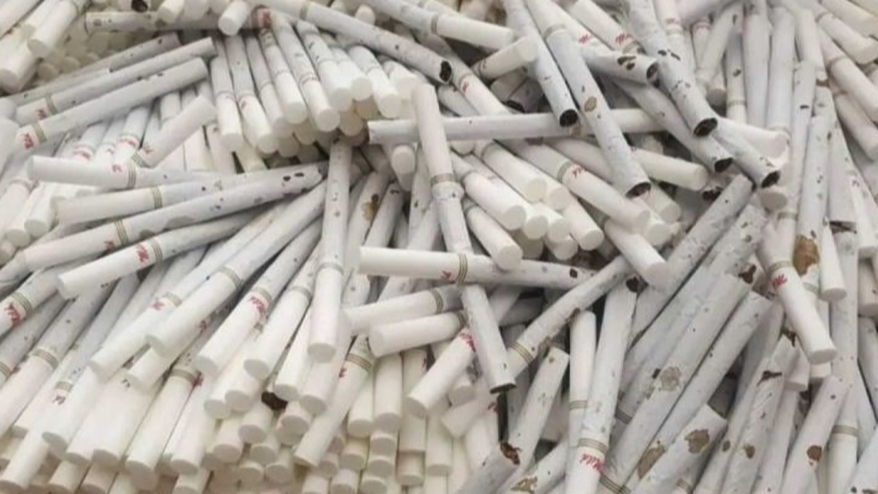 Ratusan buruh Indonesia bekerja di pabrik tembakau memproduksi rokok kretek di Malang Jawa Timur, (24/6/2010). (AFP/AMAN RAHMAN)