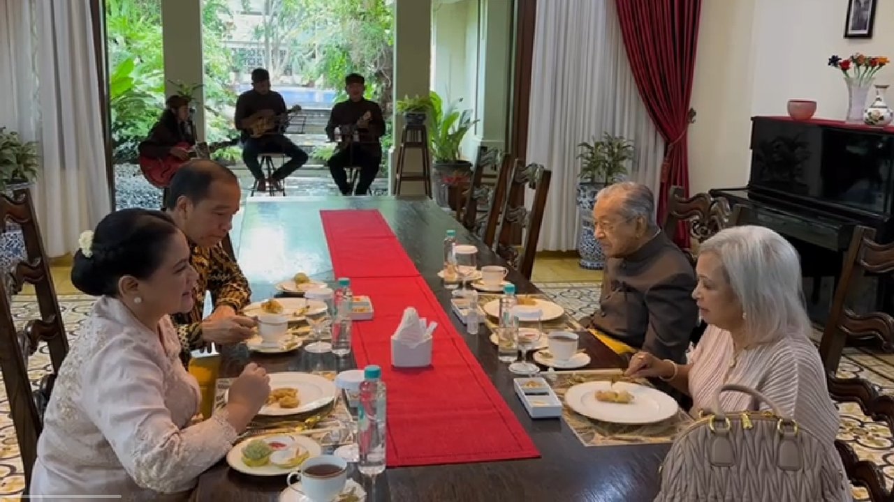 Pertemuan Dua Jam Jokowi dan Mahathir Mohamad di Solo