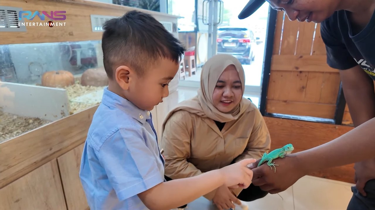 Semula Mau Bunglon, Potret Rayyanza Akhirnya Pilih Iguana Jadi Peliharaan Baru - Langsung Kasih Nama Dinoco The King