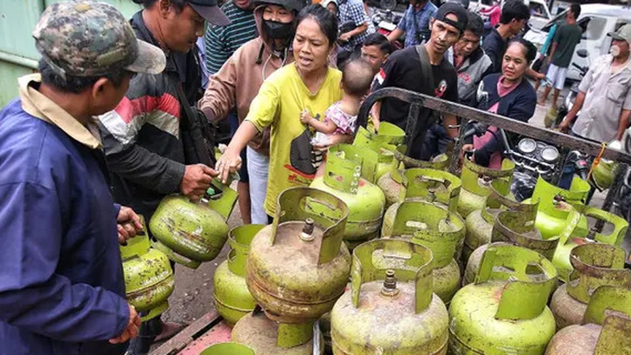 Warga mengantri untuk membeli gas elpiji subsidi 3 kg di Kota Tangerang, Banten, Selasa (4/2/2025). (Liputan6.com/Angga Yuniar)