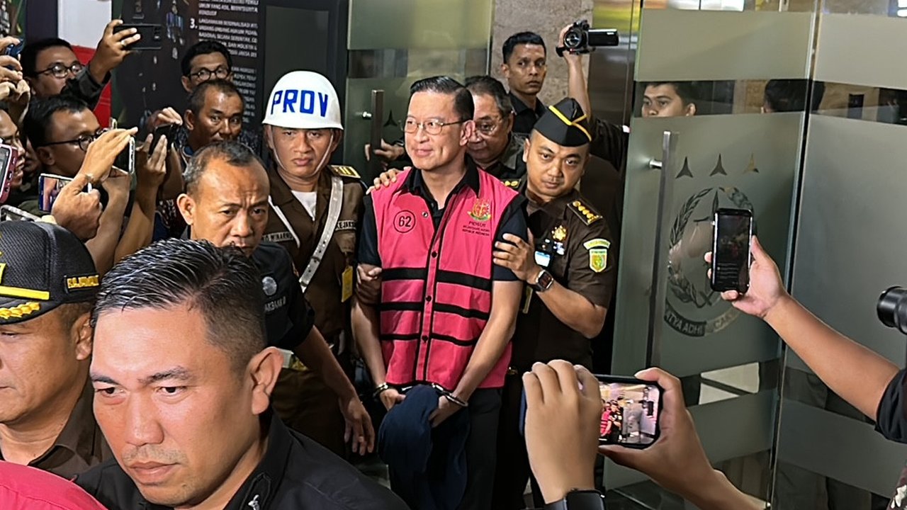 Kejaksaan Agung melimpahkan Tom Lembong dan Charles Sitorus sebagai tersangka kasus korupsi impor gula tahun 2015-2016 yang mengakibatkan kerugian negara sekitar Rp400 miliar kepada Kejari Jakarta Pusat untuk disidangkan.