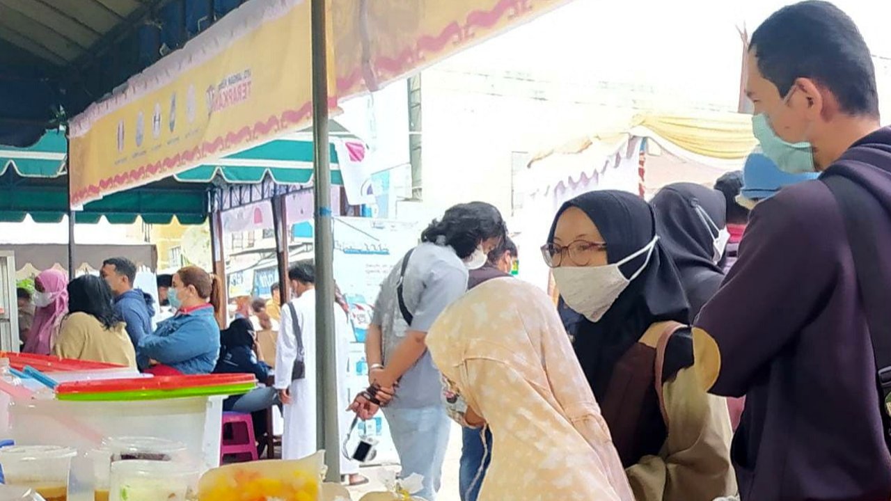 Warga Kota Palangka Raya yang menjalankan ibadah puasa membeli anek panganan yang dijual di Pasar Ramadan di Jalan Tjilik Riwut Kota Palangka Raya. (Liputan6.com/ Roni Sahala)