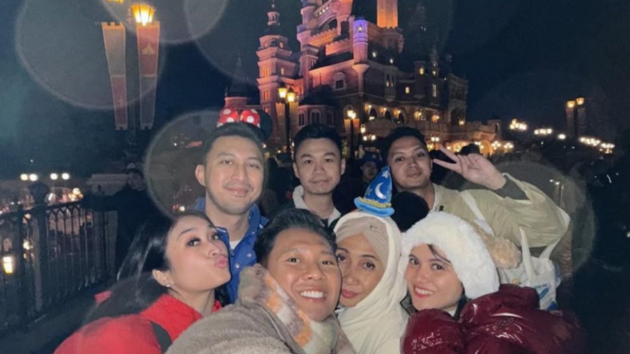Marsha Aruan Seru-Seruan di Shanghai Disneyland, Eh Lagi-Lagi Bareng Vicky Syaputra!