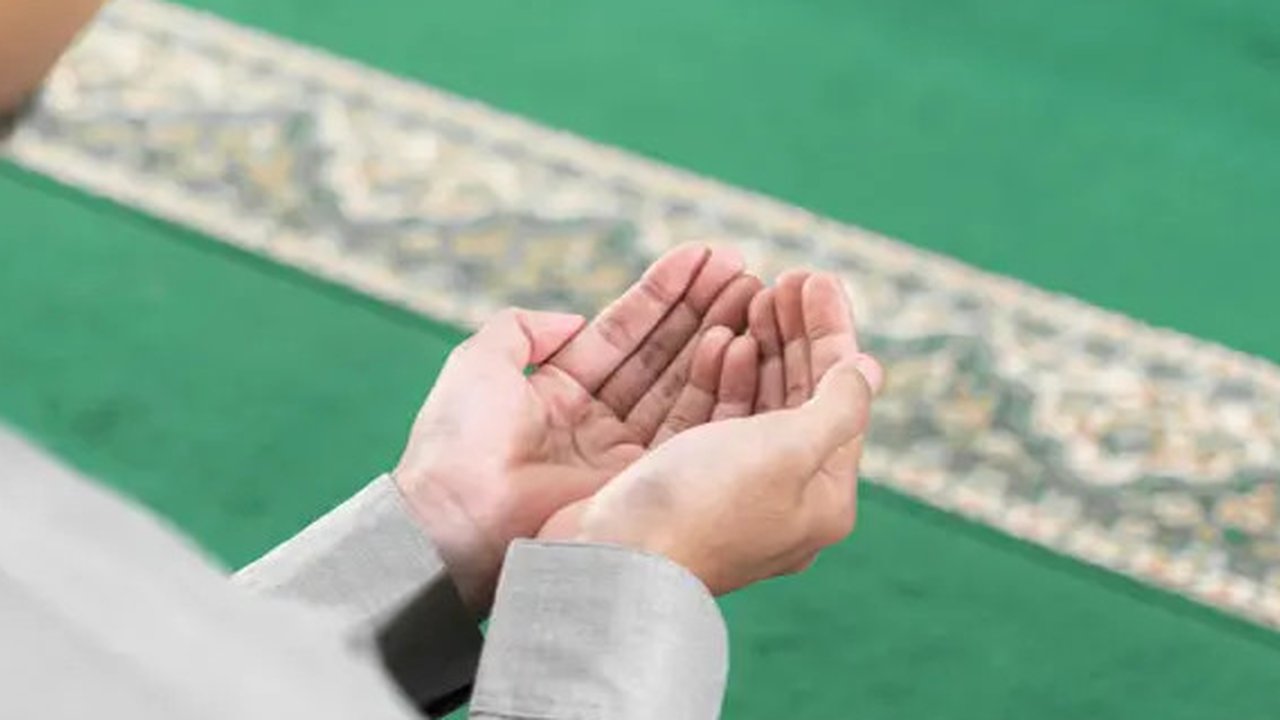 Ilustrasi muslim memanjatkan doa. (Photo by Masjid Pogung Dalangan on Unsplash)