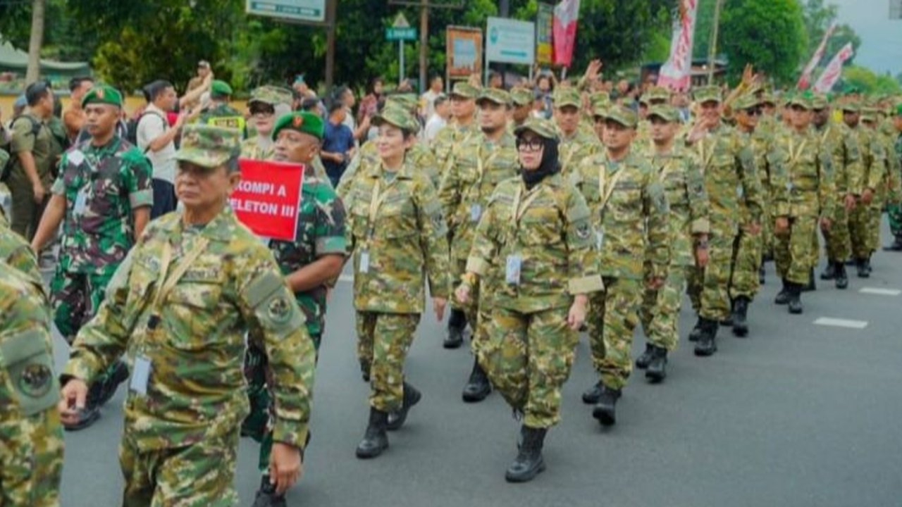 Dilema kepala daerah dihadapkan pada pilihan loyalitas partai atau panggilan negara dalam retret di Akmil, menimbulkan pertanyaan tentang keseimbangan kepentingan politik dan kenegaraan.