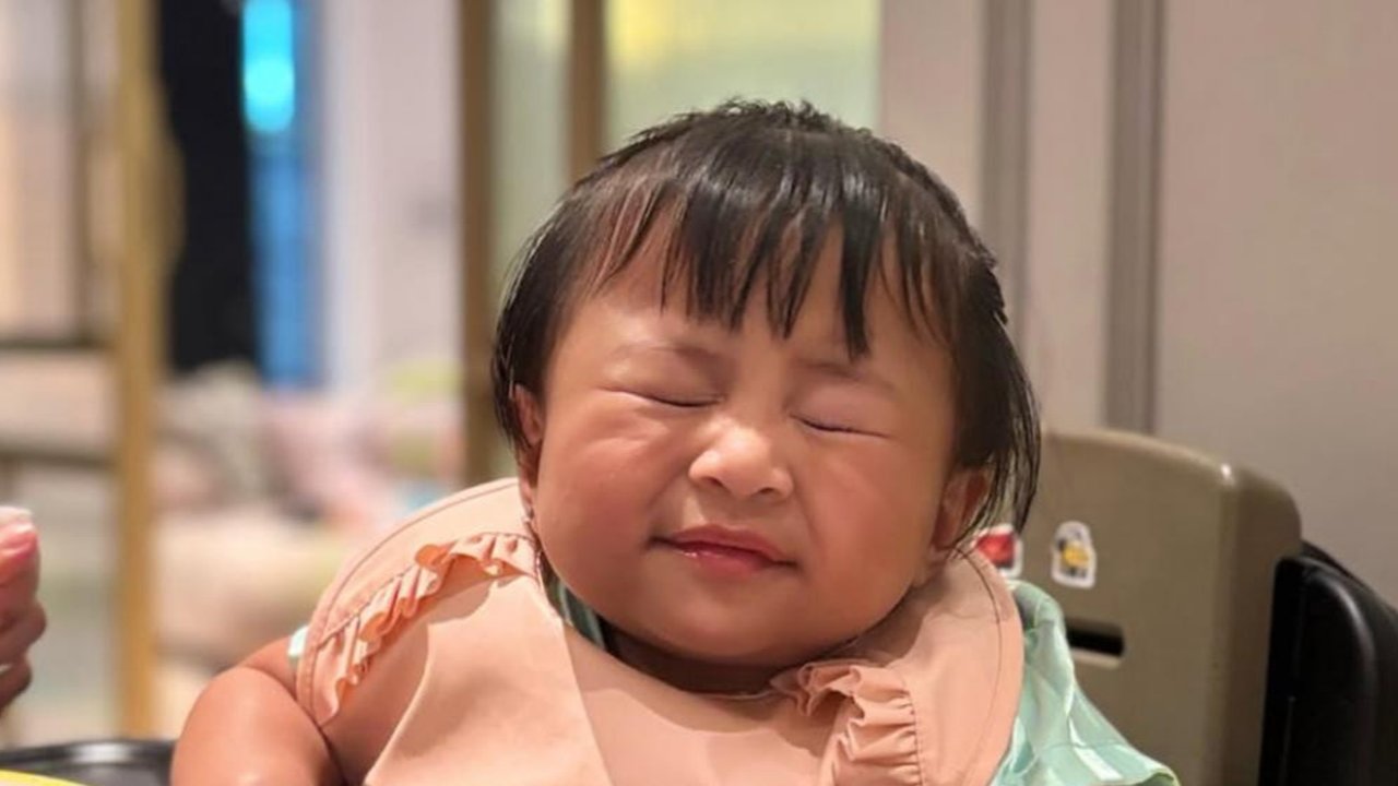 Ekspresi Lily saat makan bikin salfok! (credit:instagram.com/raffinagita1717)