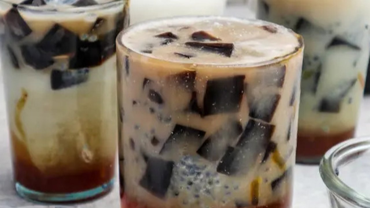 Sama-sama bisa segarkan dan maniskan hari, antara es cendol dan cincau, mana yang kamu suka? (Via: resephariini.com)