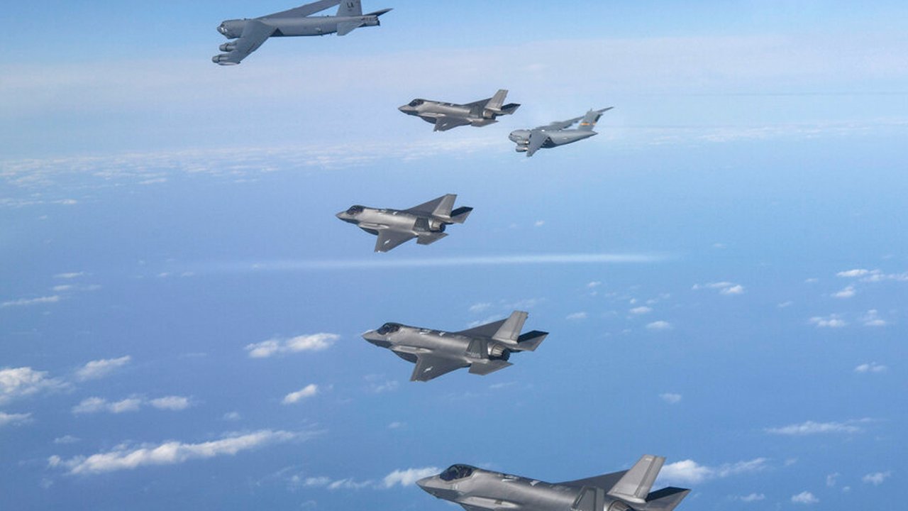 Pesawat pengebom B-52 AS, C-17, dan F-35 Angkatan Udara Korea Selatan terbang di atas Semenanjung Korea selama latihan udara bersama di Korea Selatan, 20 Desember 2022. Latihan tersebut digelar usai saudara perempuan Kim Jong Un mencemooh keraguan militer Korea Utara dan mengancam akan melakukan uji coba rudal balistik antarbenua jarak penuh. (South Korean Defense Ministry via AP)