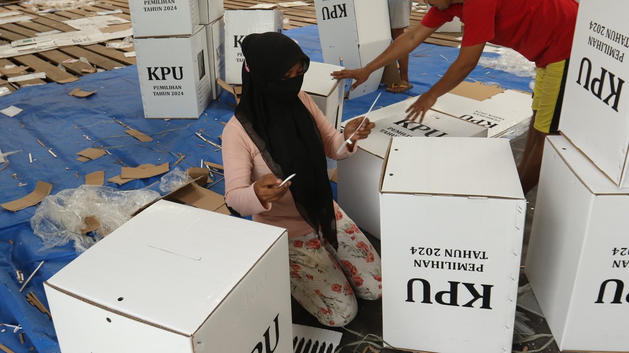 Proses perakitran kotak suara di Gudang Logistik KPU Banyuwangi (Istimewa)